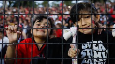 Pura pasión: unas 30 mil personas apoyan a la Lepra antes del clásico.