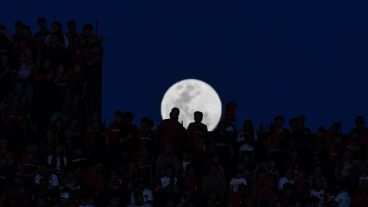 El banderazo fue custodiado por una luna hermosa en el Parque.