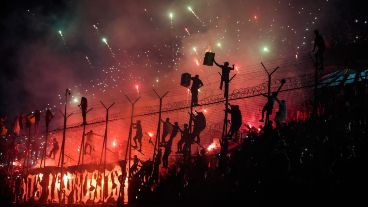 Pura pasión: unas 30 mil personas apoyan a la Lepra antes del clásico.