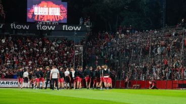 Pura pasión: unas 30 mil personas apoyan a la Lepra antes del clásico.