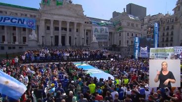 El acto frente al Congreso de la Nación fue organizado por la CGT, las dos CTA y movimientos sociales.