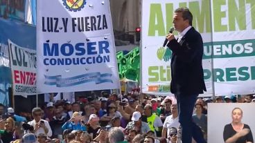 El acto frente al Congreso de la Nación fue organizado por la CGT, las dos CTA y movimientos sociales.