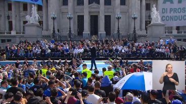 El acto frente al Congreso de la Nación fue organizado por la CGT, las dos CTA y movimientos sociales.