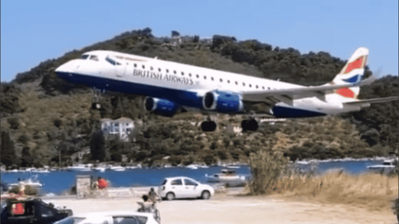 El aeropuerto se creó ganando terreno al mar.