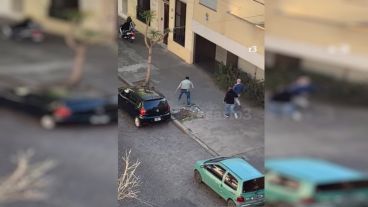 Captura de una cámara que registró el intento de robo a la joven en Echesortu.