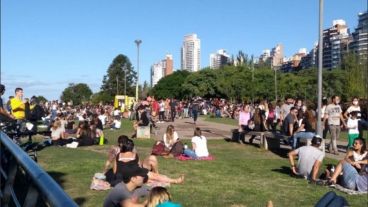 La ciudad suele tener parques llenos los fines de semana largos.