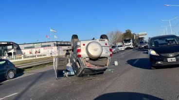 La camioneta volcó en avenida de Circunvalación.