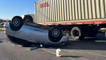 La camioneta volcó en avenida de Circunvalación.