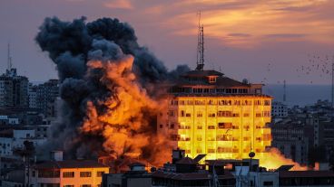 Israel respondió el ataque derribando un edificio de 14 pisos