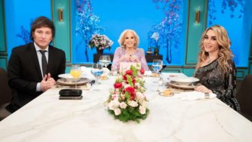 Javier Milei, Mirtha Legrand y Fátima Florez en la mesaza de "La noche"