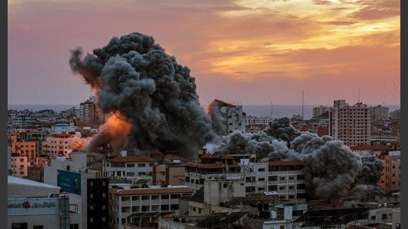 Momentos en que misiles de contraofensiva cayeron sobre la Franja de Gaza.