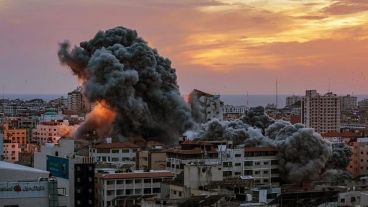 Momentos en que misiles de contraofensiva cayeron sobre la Franja de Gaza.