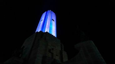 El Monumento a la Bandera iluminado de los colores de la bandera de Israel este lunes por la noche.