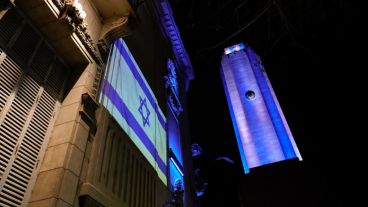 Las instituciones rosarinas con los colores de la bandera de Israel este lunes por la noche.