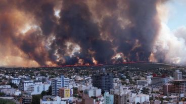 Así se ven las columnas de humo en las sierras desde la ciudad de Carlos Paz.