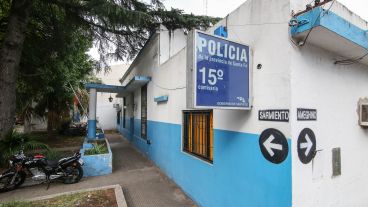 Seis de los policías cumplen tareas en la seccional 15ª.