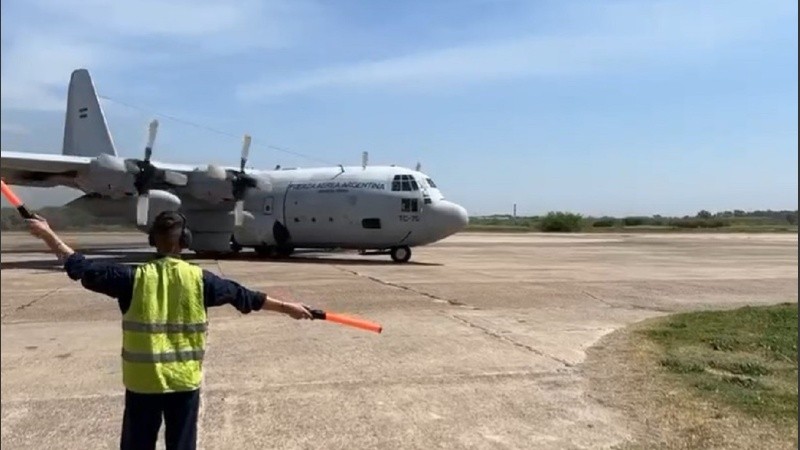 El avión Hércules de las milicias argentinas cuando partía a Tel Aviv, que hará hasta tres viajes por día para repatriar a argentinos.