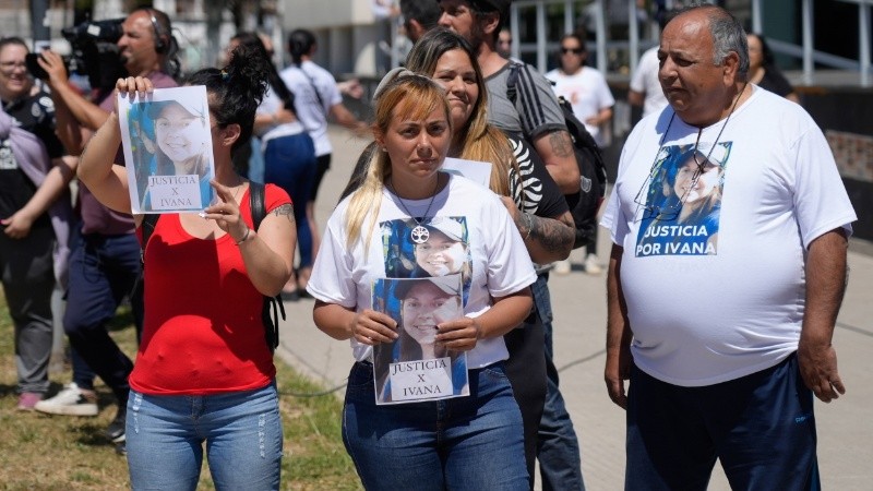 Los familiares de Ivana frente al Centro de Justicia Penal.