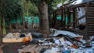 El perro y la desolación total en la casa que habitaba uno de los sospechosos del crimen de Ivana.