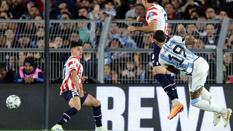 Otamendi sacó un gran remate de volea y puso el 1-0.