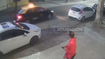 El momento en que el taxista intercepta a Damián Reifenstuel y le increpa que mató a la joven.