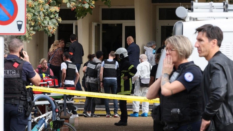 Escenas de horror en la puerta de la escuela en Francia