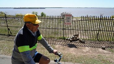 La Ex Zona Franca desde la zona pedrestre, donde pescadores sortean el vallado a pesar del peligro de derrumbe.