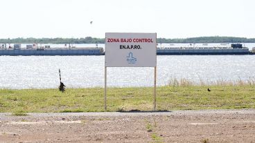 La Ex Zona Franca desde la zona pedrestre, donde pescadores sortean el vallado a pesar del peligro de derrumbe.