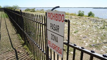 La Ex Zona Franca desde la zona pedrestre, donde pescadores sortean el vallado a pesar del peligro de derrumbe.