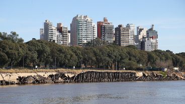 El muelle de la Ex Zona Franca en evidente situación de derrumbe tras 40 años de abandono y un incendio.