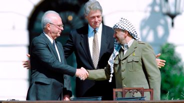 Isaac Rabin, Bill Clinton y Yasser Arafat durante los Acuerdos de Oslo, 13 de septiembre de 1993.