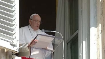 "Todo ser humano, sea cristiano, judío o musulmán, de cualquier pueblo o religión, es sagrado, precioso a los ojos de Dios y tiene el derecho a vivir en paz", sostuvo el Papa en su oración de este domingo.