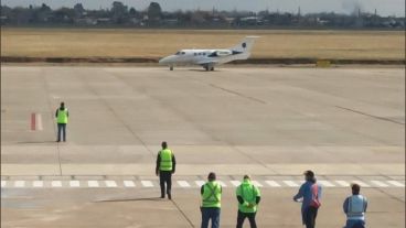 El astro rosarino arribó este domingo al mediodía al Aeropuerto de Rosario.