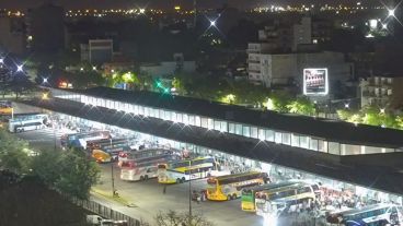 Muchos micros en la Terminal este lunes a la noche.