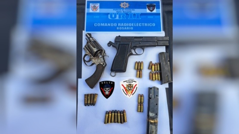 Las armas y municiones incautadas en el procedimiento.