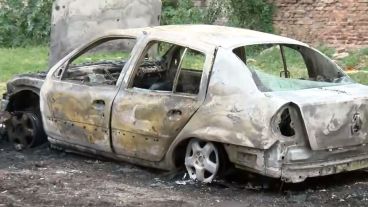 El Clio 2 quemado, hallado en Felipe Moré y Rioja.