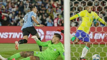 Darwin Núñez celebra el gol que abrió el partido en Montevideo.