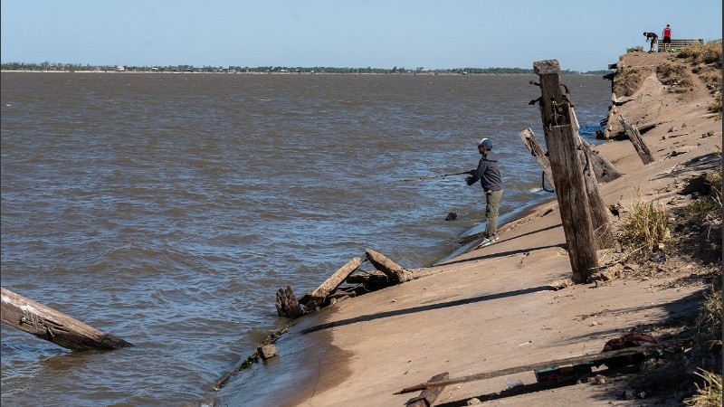 Pescadores de la ciudad y de la región saltan el vallado para hacer su actividad en el muelle derruído.