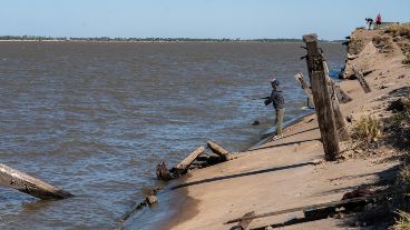 Pescadores de la ciudad y de la región saltan el vallado para hacer su actividad en el muelle derruído.