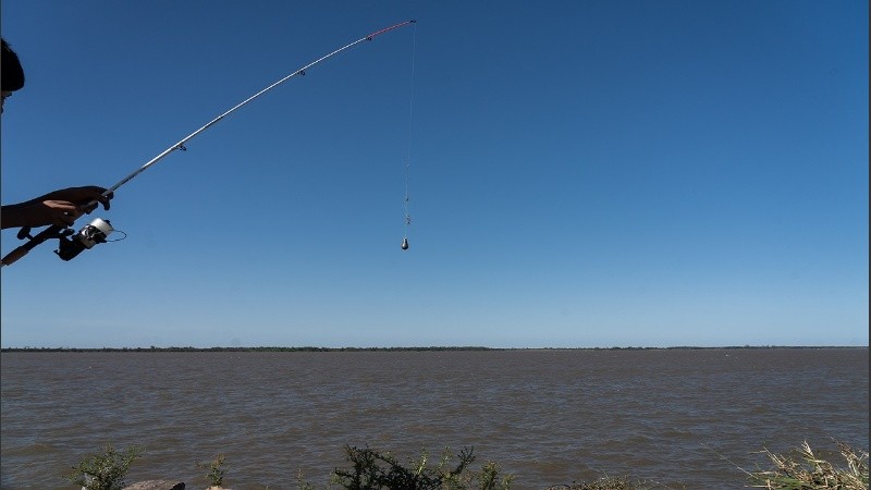 Pescadores de la ciudad y de la región saltan el vallado para hacer su actividad en el muelle derruído.