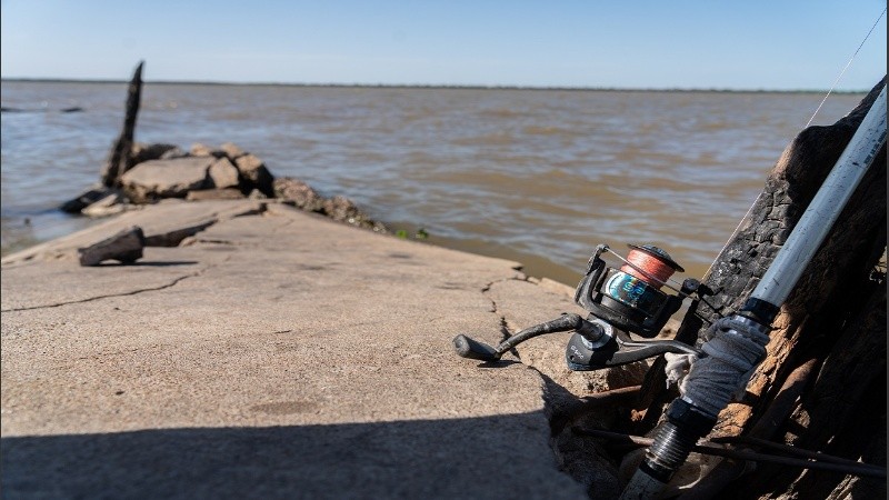 Pescadores de la ciudad y de la región saltan el vallado para hacer su actividad en el muelle derruído.