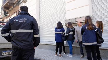 Sabuesos de la Afip, ayer, en la puerta de Transatlántica