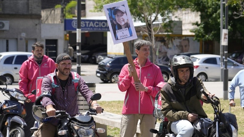 Mientras imputaban a uno de los sospechosos por el crimen de Ivana, sus familiares se hicieron presentes para reclamar justicia.