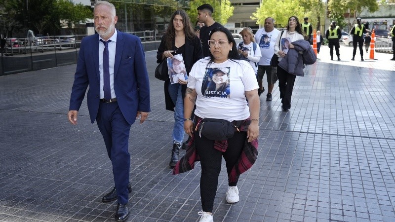 Mientras imputaban a uno de los sospechosos por el crimen de Ivana, sus familiares se hicieron presentes para reclamar justicia.