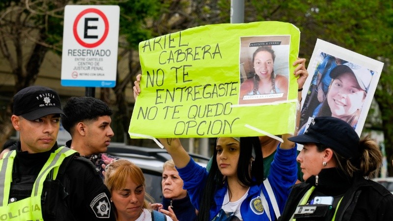 Mientras imputaban a uno de los sospechosos por el crimen de Ivana, sus familiares se hicieron presentes para reclamar justicia.