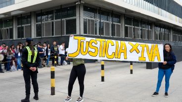 Mientras imputaban a uno de los sospechosos por el crimen de Ivana, sus familiares se hicieron presentes para reclamar justicia.