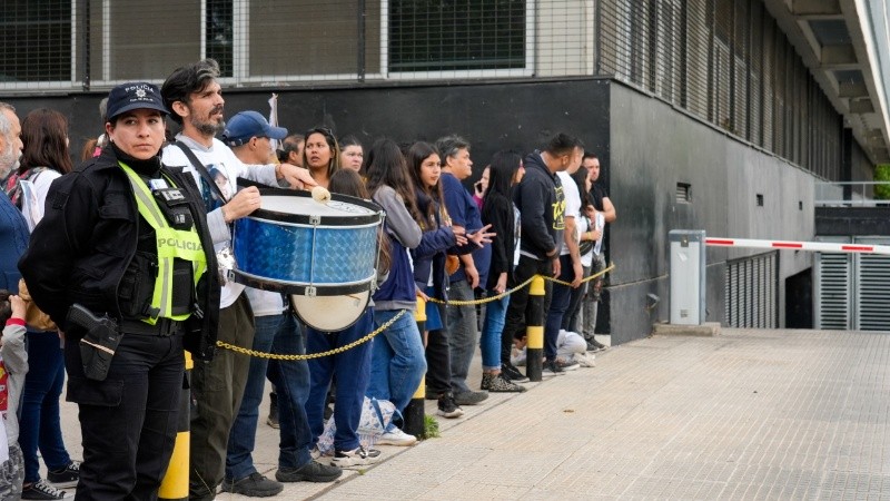 Mientras imputaban a uno de los sospechosos por el crimen de Ivana, sus familiares se hicieron presentes para reclamar justicia.