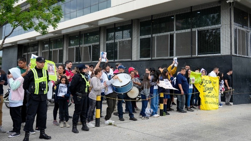 Mientras imputaban a uno de los sospechosos por el crimen de Ivana, sus familiares se hicieron presentes para reclamar justicia.