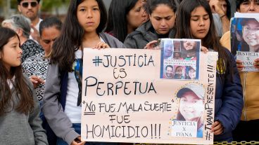 Una pequeña multitud siguió la imputación desde el ingreso del CJP.