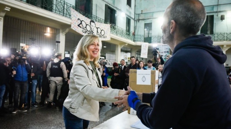 La candidata de izquierda votó a las 8.40.